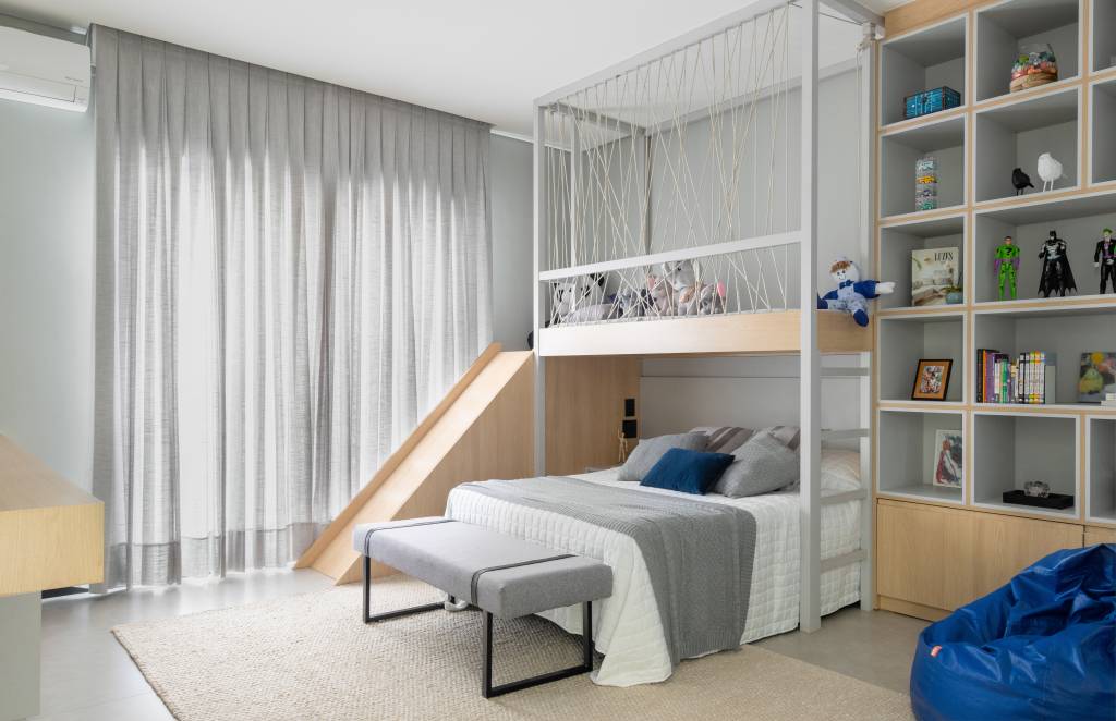 Residência de 847 m² tem projeto contemporâneo voltado ao conforto e à convivencia. Projeto de Natália Sundfeld. Na foto: casa em estilo contemporâneo, quarto, quarto infantil, escorregador no quarto, beliche