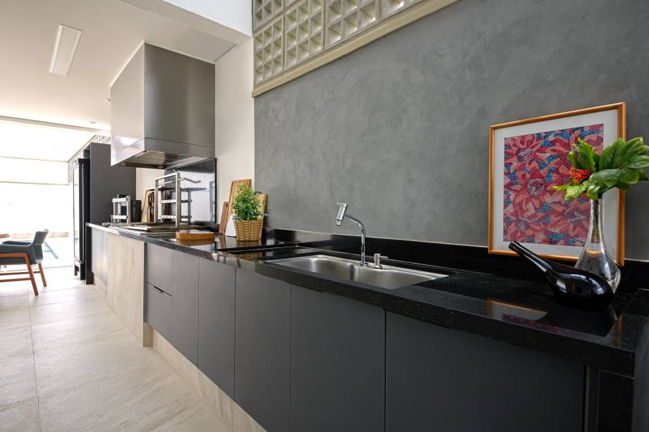 Sobrado de praia de 300 m² tem décor minimalista e memória afetiva