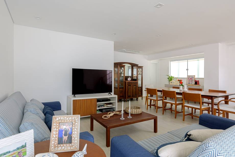 Sobrado de praia de 300 m² tem décor minimalista e memória afetiva