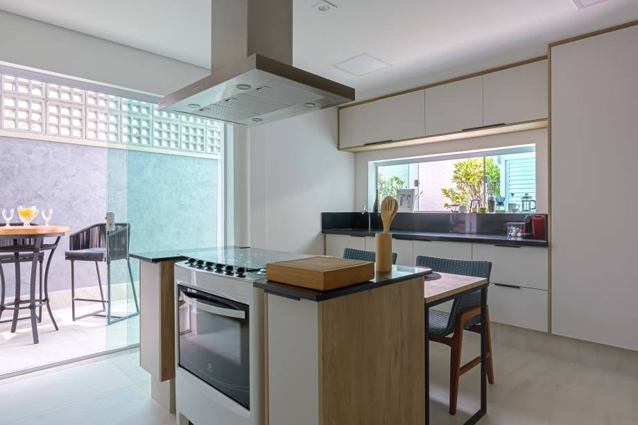 Sobrado de praia de 300 m² tem décor minimalista e memória afetiva