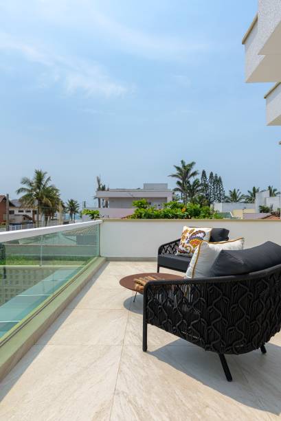 Sobrado de praia de 300 m² tem décor minimalista e memória afetiva