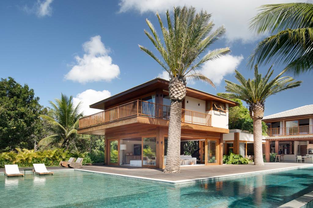 Teto de casa de praia tem forro em madeira cumaru com palha de dendê trançada