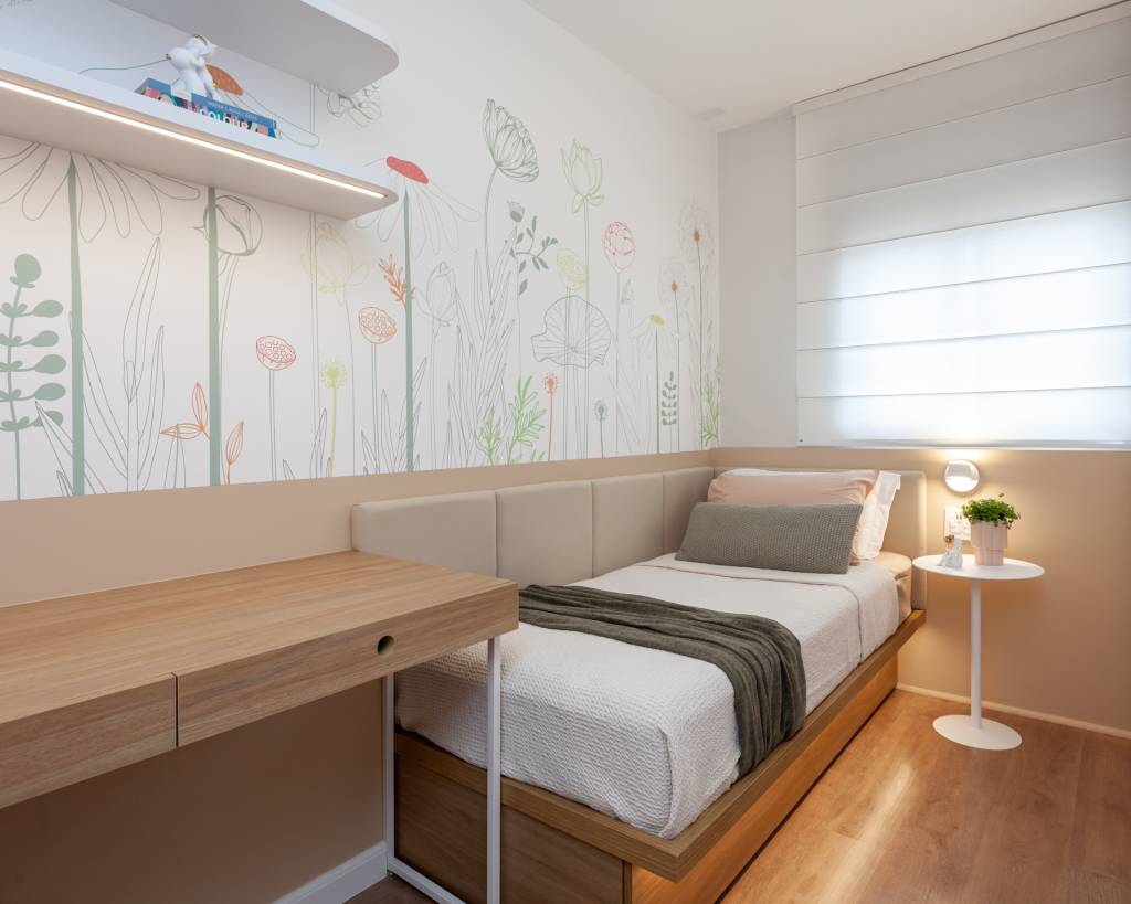 Tons de verde suave permeiam gourmet, sala e quartos neste apê. Projeto de Studio Monfré. Na foto, quarto infantil, papel de parede florido.