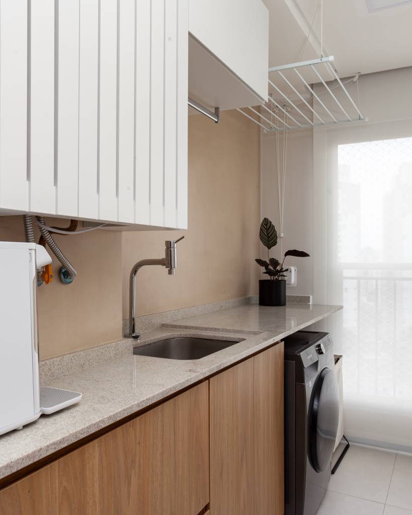 Tons de verde suave permeiam gourmet, sala e quartos neste apê. Projeto de Studio Monfré. Na foto, lavanderia.