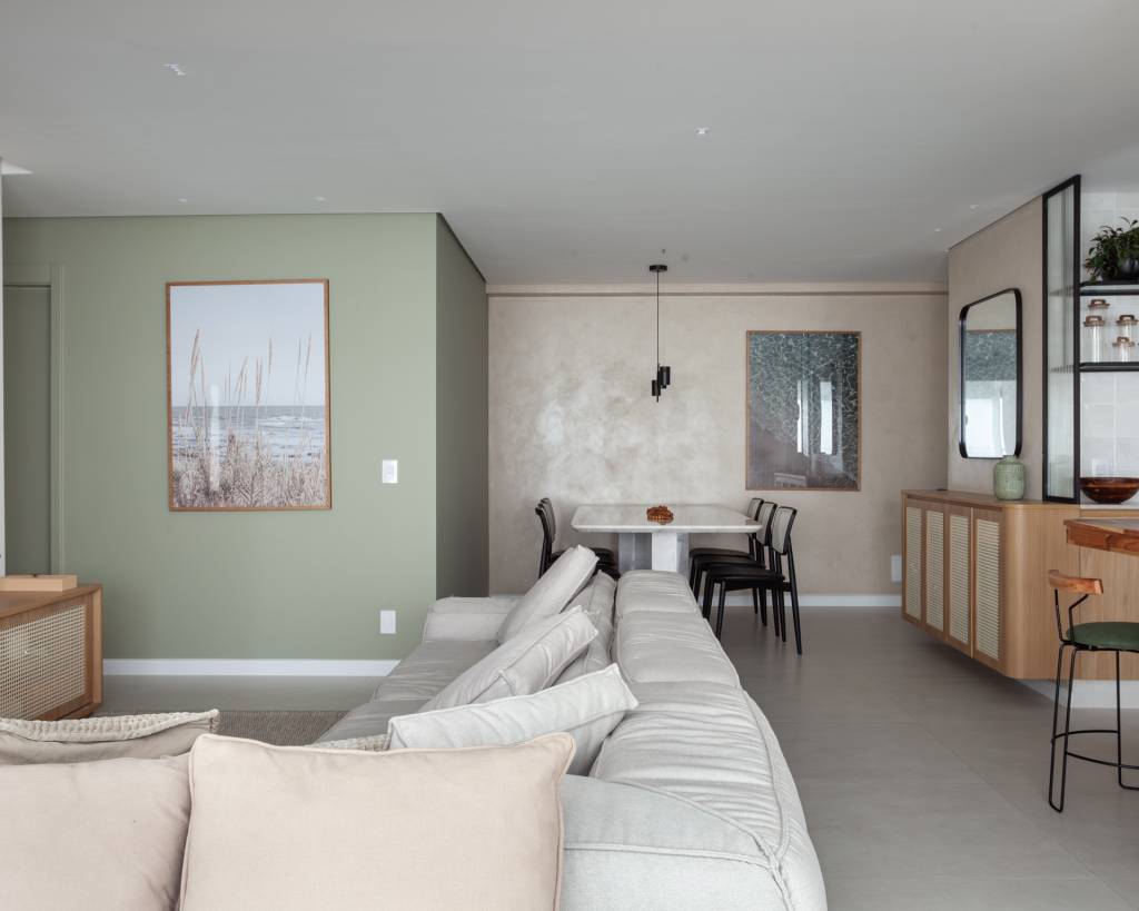 Tons de verde suave permeiam gourmet, sala e quartos neste apê