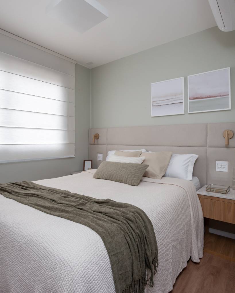 Tons de verde suave permeiam gourmet, sala e quartos neste apê. Projeto de Studio Monfré. Na foto, cama de casal, cabeceira estofada.