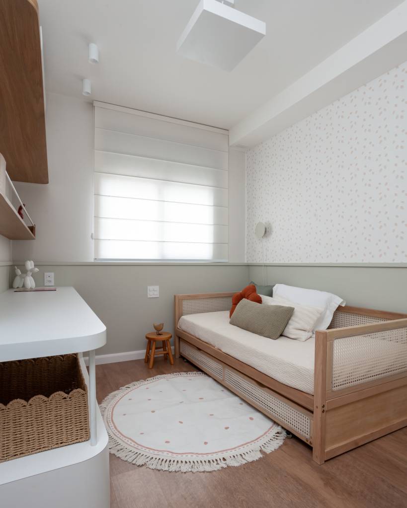 Tons de verde suave permeiam gourmet, sala e quartos neste apê. Projeto de Studio Monfré. Na foto, quarto infantil, cama baixa.