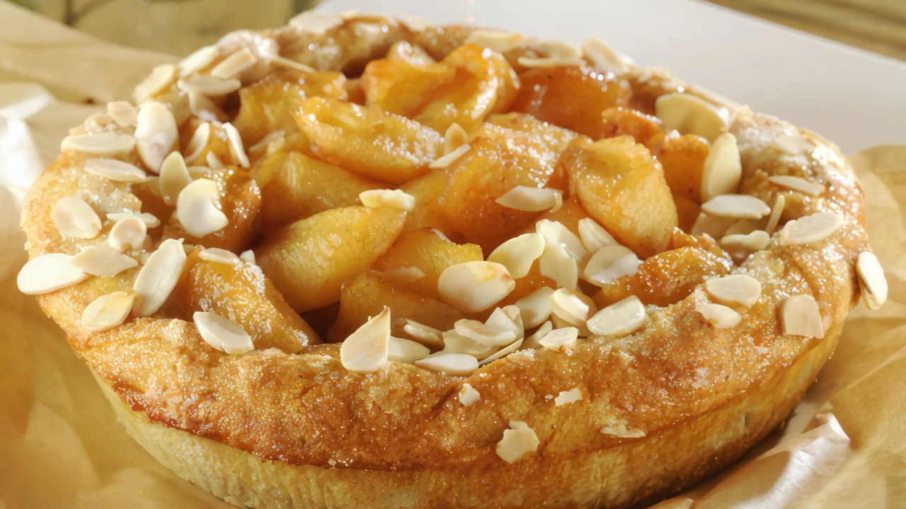Torta de maçã com crumble crocante de castanha-do-pará