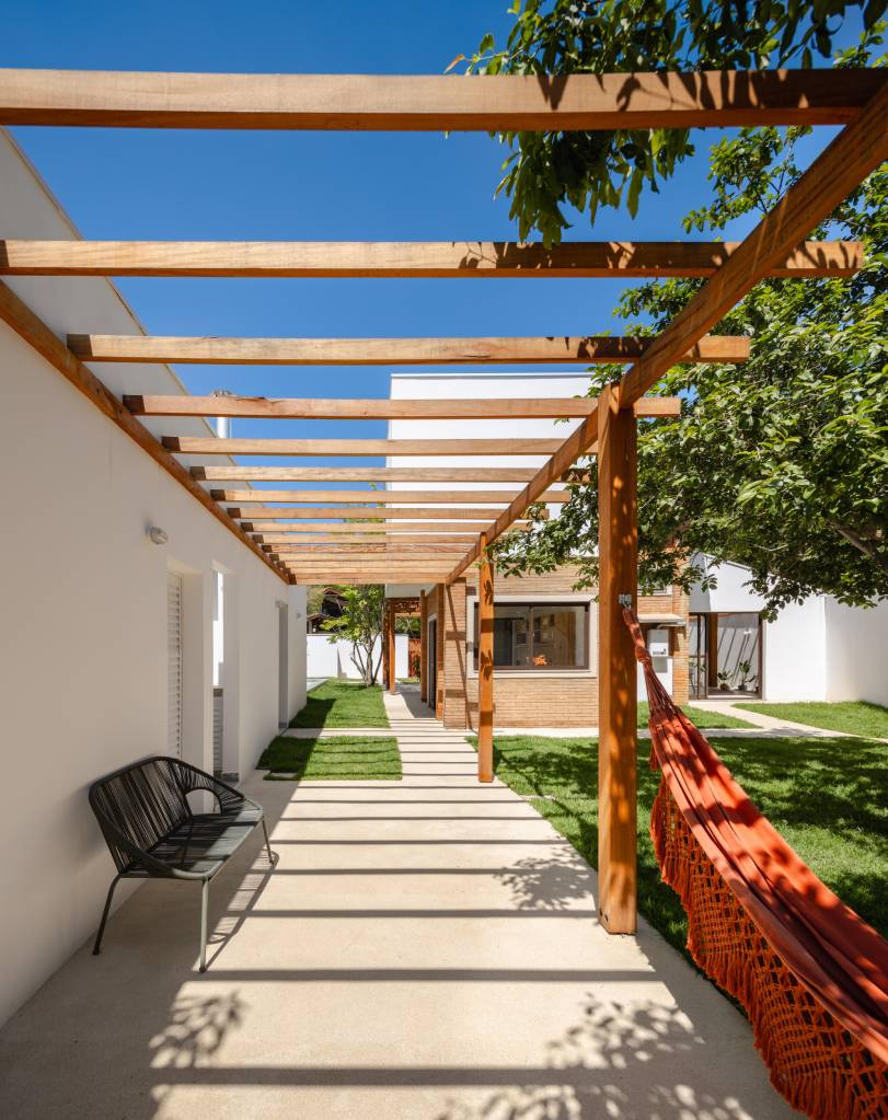 Casa com clima de praia em São José dos Campos. Projeto de escritório Sertão Arquitetos. Na foto, percolado na parte externa da casa.