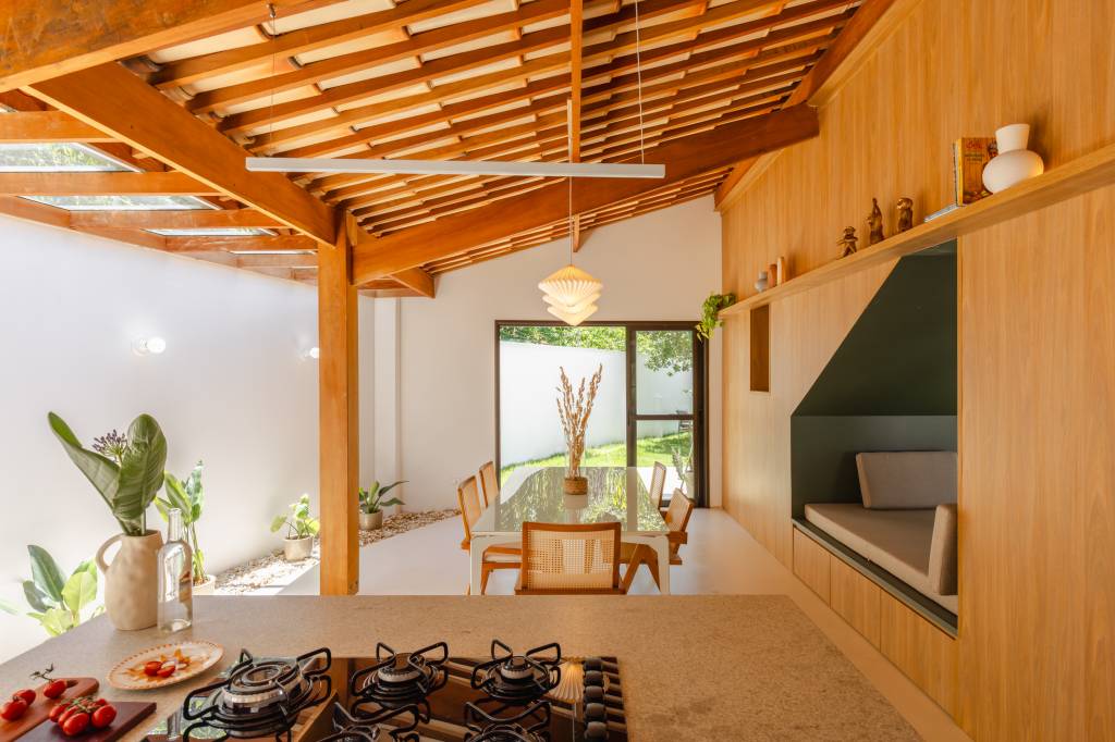 Casa com clima de praia em São José dos Campos. Projeto de escritório Sertão Arquitetos. Na foto, cozinha com recorte na parede.