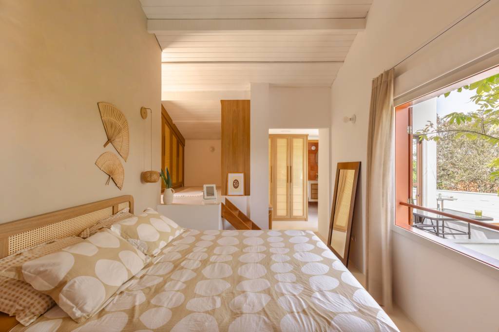 Casa com clima de praia em São José dos Campos. Projeto de escritório Sertão Arquitetos. Na foto, quarto com tons neutros.