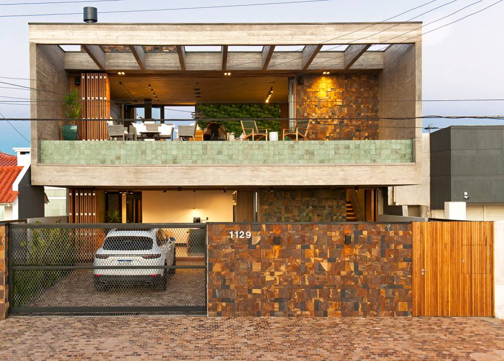 Casa-de-350-m2-e-um-mirante-com-vista-para-o-mar-Mayresse-Arquitetura-03 Casa de 350 m² é um mirante com vista para o mar. Projeto de Mayresse Arquitetura. Na foto, casa com dois pavimentos.