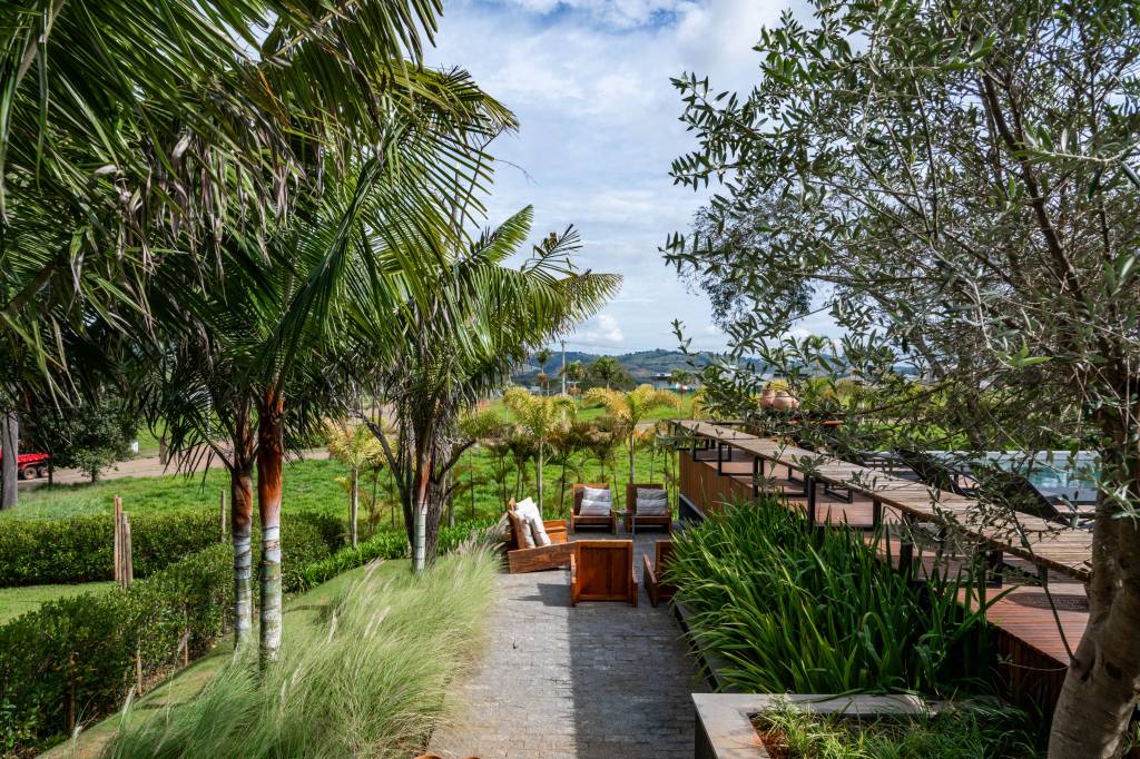 Casa de campo tem área externa de 790 m² e 33 espécies de plantas. Projeto de Flávia D’urso. Na foto, jardim com espaço de lazer.
