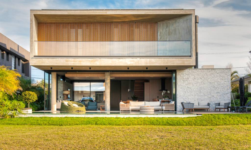 Casa-de-praia-com-concreto-aparente-pedra-natural-e-vidro-Mayresse-Arquitetura-07 Casa de praia com concreto aparente, pedra natural e vidro. Projeto de Mayresse Arquitetura. Na foto, parte externa da casa.