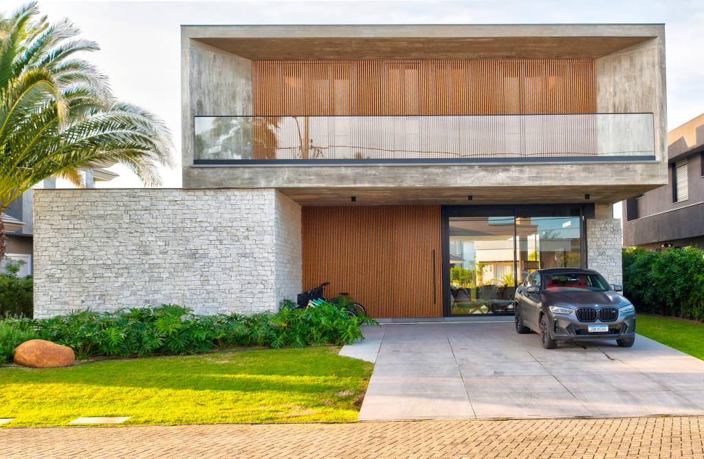 Casa-de-praia-com-concreto-aparente-pedra-natural-e-vidro-Mayresse-Arquitetura-10 Casa de praia com concreto aparente, pedra natural e vidro. Projeto de Mayresse Arquitetura. Na foto, parte externa da casa.