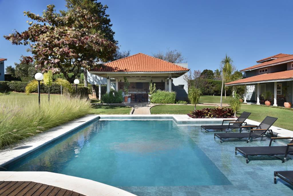 Casa de veraneio: 5 ideias para o décor. Projeto de Rosangela Pena. Na foto, piscina com prainha.