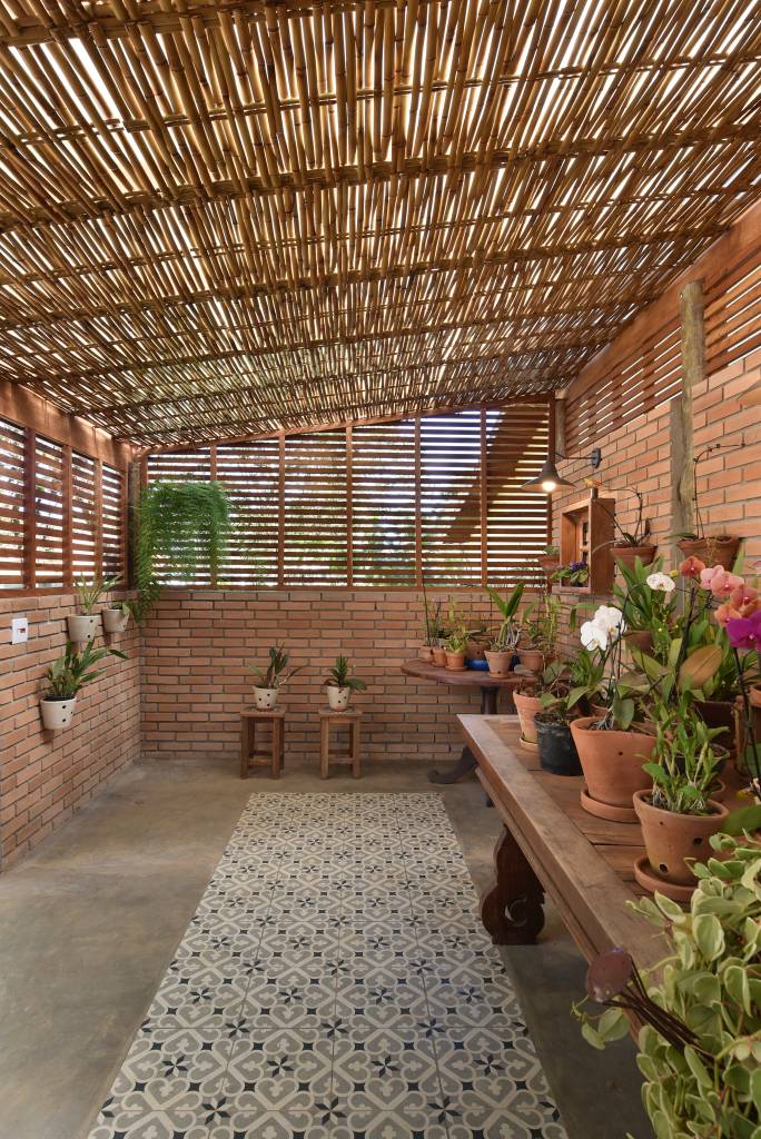 Casa de veraneio: 5 ideias para o décor. Projeto de Rosangela Pena. Na foto, horta com vasos de cerâmica.