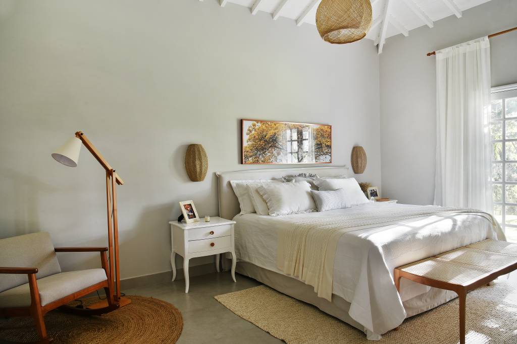 Casa de veraneio: 5 ideias para o décor. Projeto de Rosangela Pena. Na foto, quarto com decoração em madeira.