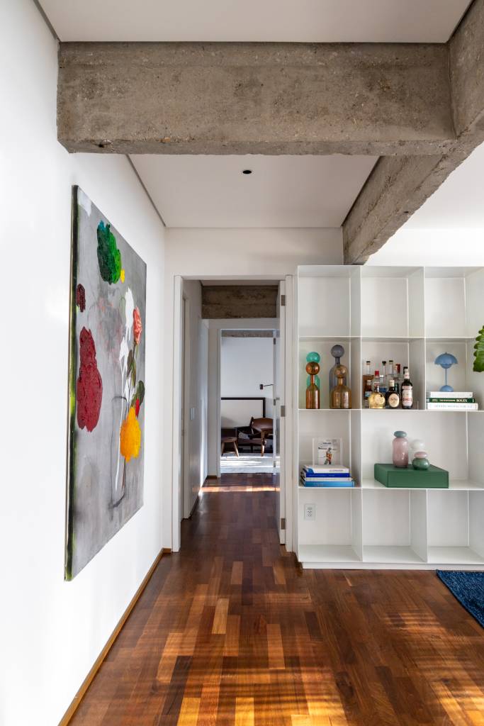Cobogó na cozinha e no banheiro: conheça este apê em Brasília. Projeto de Maria Araújo Arquitetura e Design. Na foto, com estante em serralheria branca.