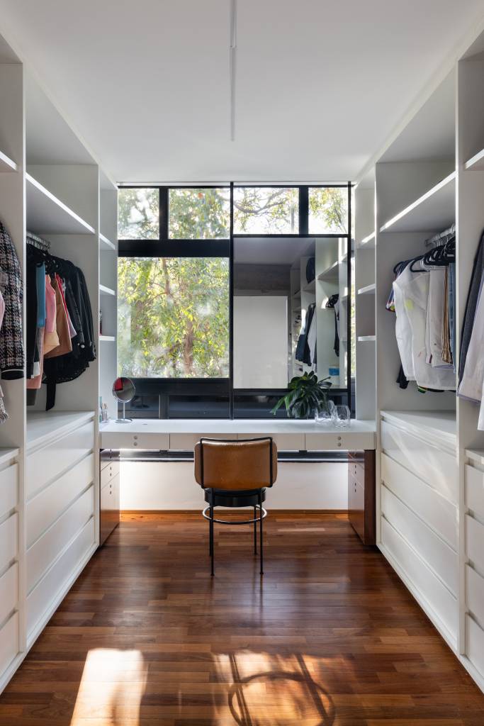 Cobogó na cozinha e no banheiro: conheça este apê em Brasília. Projeto de Maria Araújo Arquitetura e Design. Na foto, closet com amplas janelas.