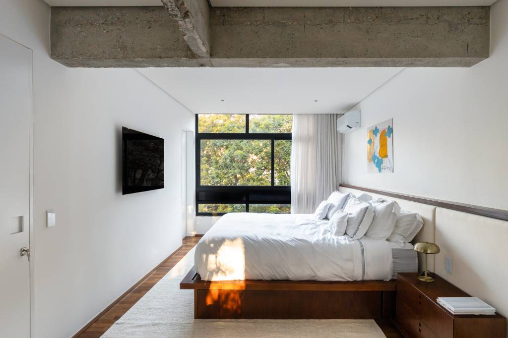 Cobogó na cozinha e no banheiro: conheça este apê em Brasília. Projeto de Maria Araújo Arquitetura e Design. Na foto, suíte com estruturas à mostra.