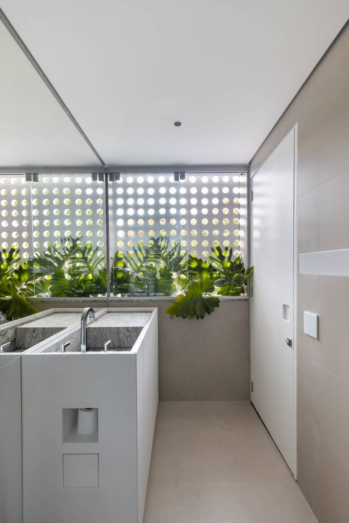 Cobogó na cozinha e no banheiro: conheça este apê em Brasília. Projeto de Maria Araújo Arquitetura e Design. Na foto, banheiro com cobogó.