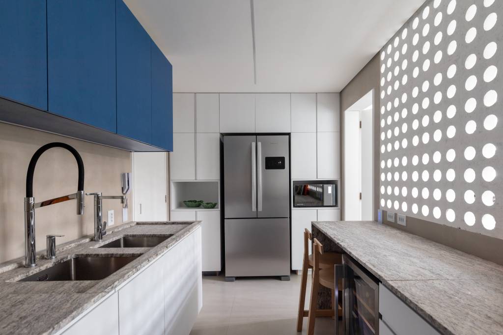 Cobogó na cozinha e no banheiro: conheça este apê em Brasília. Projeto de Maria Araújo Arquitetura e Design. Na foto, cozinha com cobogó.