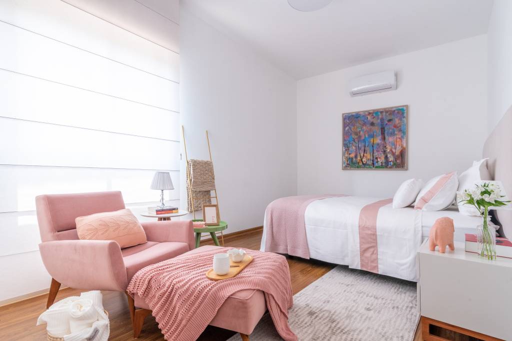Como acertar na escolha do modelo de persianas e telas solares para cada ambiente. Projeto de Isabella Nalon. Na foto, quarto com decoração rosa.