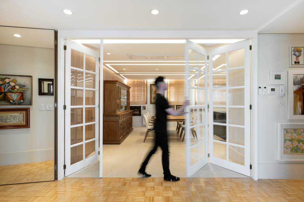 Contemporâneo, minimalista e repleto de arte: conheça este apê de 200 m². Projeto do escritório C2 Arquitetos. Na foto, portas de vidro separando cômodos.