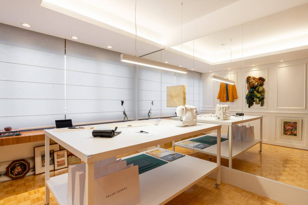 Contemporâneo, minimalista e repleto de arte: conheça este apê de 200 m². Projeto do escritório C2 Arquitetos. Na foto, sala de costura com mesa de trabalho.
