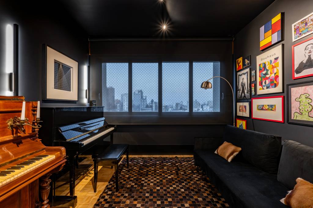 Contemporâneo, minimalista e repleto de arte: conheça este apê de 200 m². Projeto do escritório C2 Arquitetos. Na foto, sala de música com piano e obras na parede.
