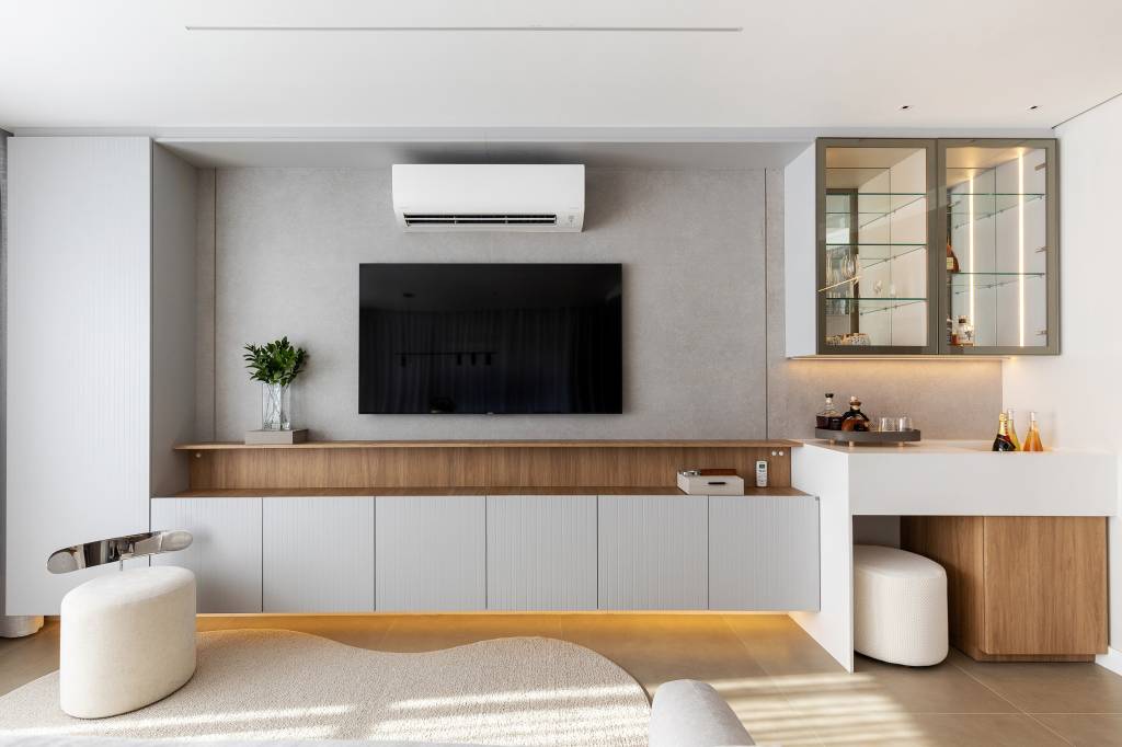 Design minimalista: apê em Jurerê Internacional une funcionalidade e elegância. Projeto de Jeane Silva. Na foto, sala de estar com tons de cinza.