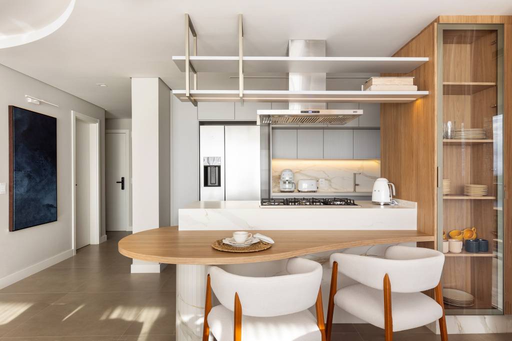 Design minimalista: apê em Jurerê Internacional une funcionalidade e elegância. Projeto de Jeane Silva. Na foto, cozinha com uma bancada ergonômica para café da manhã.