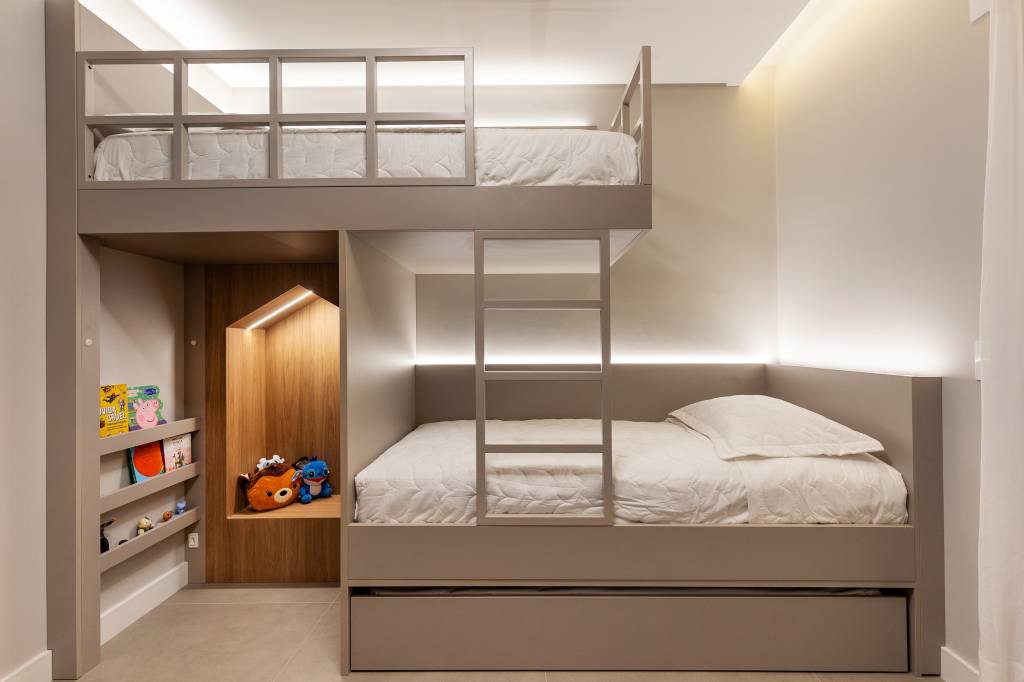 Design minimalista: apê em Jurerê Internacional une funcionalidade e elegância. Projeto de Jeane Silva. Na foto, quarto com beliche.