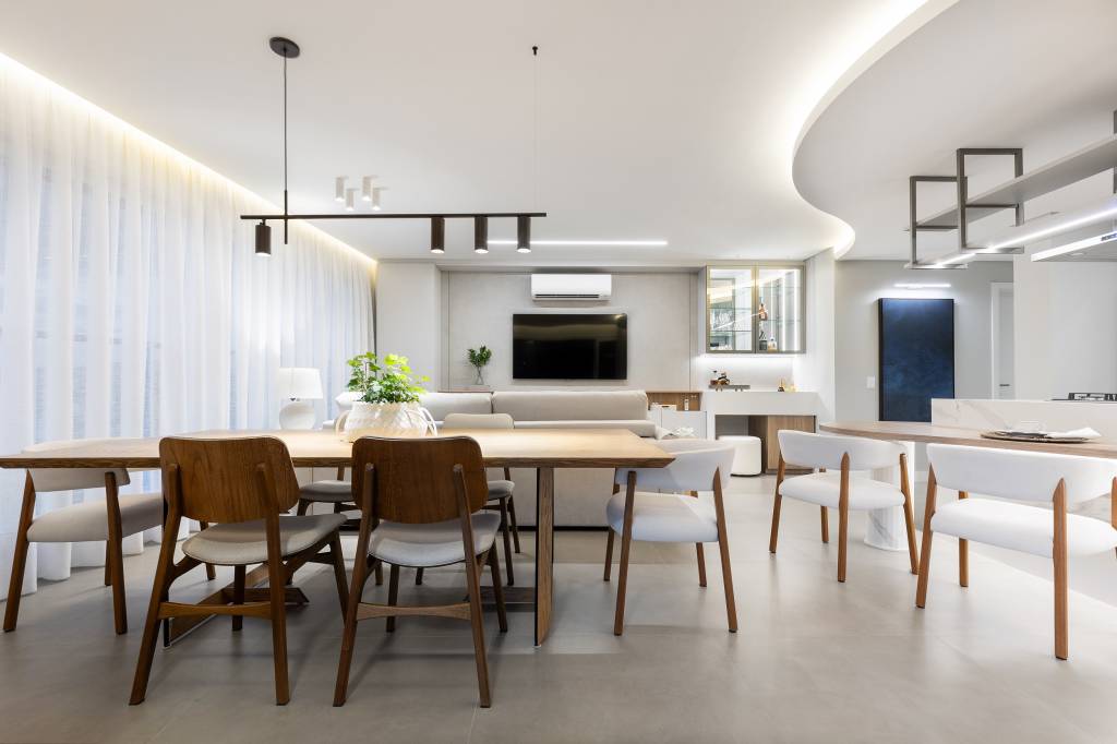 Design minimalista: apê em Jurerê Internacional une funcionalidade e elegância. Projeto de Jeane Silva. Na foto, mesa de jantar para oito pessoas.