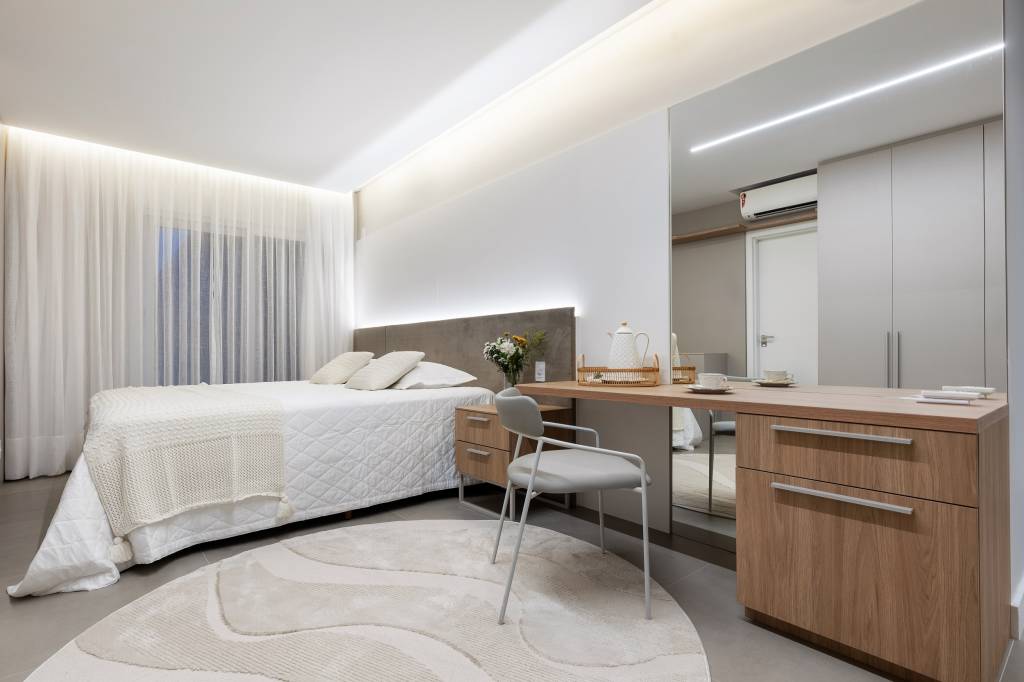 Design minimalista: apê em Jurerê Internacional une funcionalidade e elegância. Projeto de Jeane Silva. Na foto, quarto com mesa de trabalho.