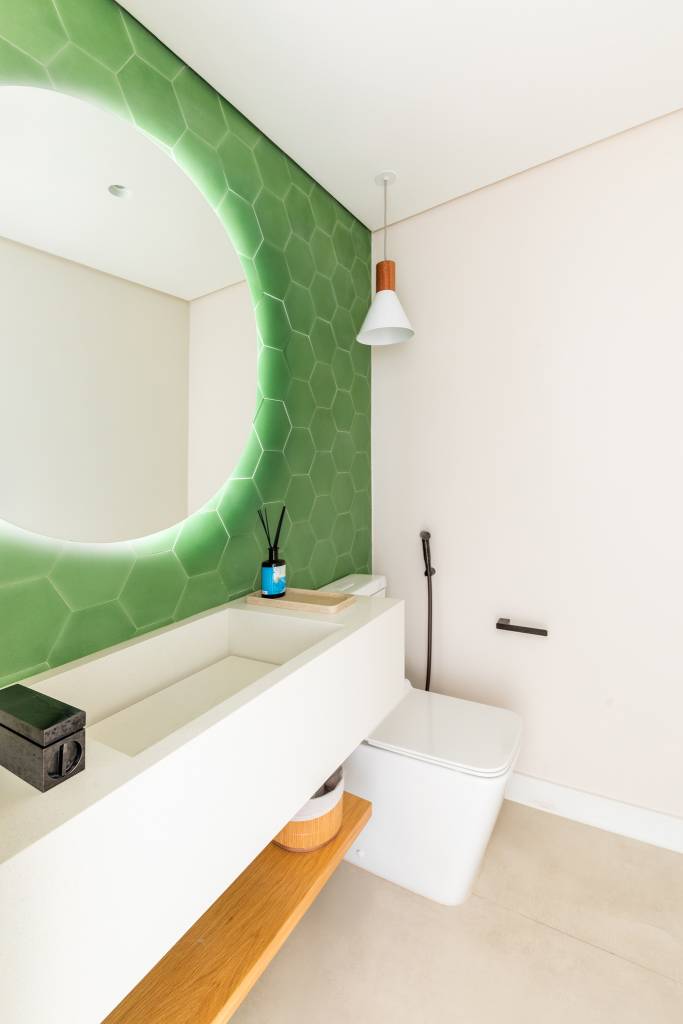 Minimalismo com pontos de cor: conheça este apê relaxante na Vila Madalena. Projeto de André Ávila Arquitetura. Na foto, lavabo com ladrilhos em verde.