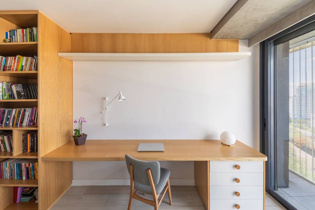 Minimalismo com pontos de cor: conheça este apê relaxante na Vila Madalena. Projeto de André Ávila Arquitetura. Na foto, mesa de trabalho.