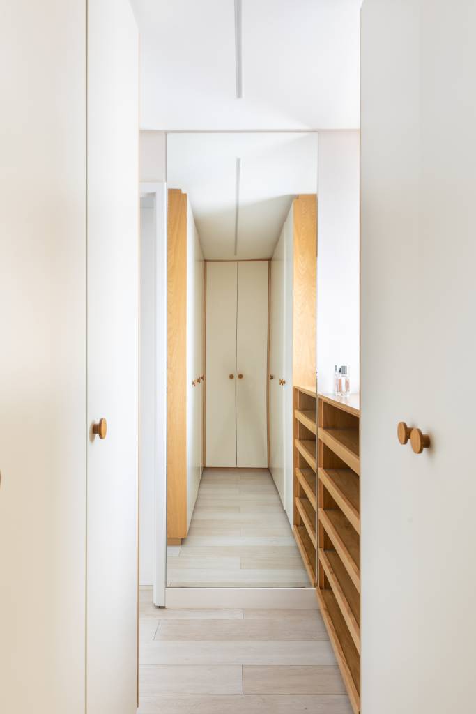 Minimalismo com pontos de cor: conheça este apê relaxante na Vila Madalena. Projeto de André Ávila Arquitetura. Na foto, closet com bastante espaço de armazenamento.