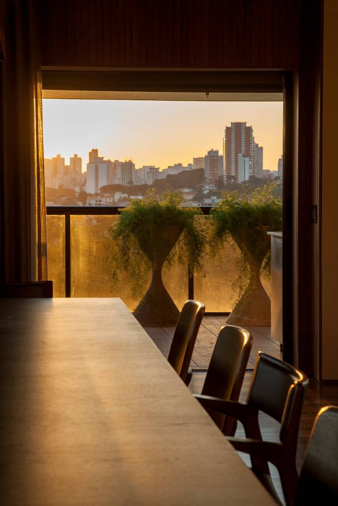 Portas e painéis piso ao teto marcam este apê em Higienópolis. Projeto de Sandra Sayeg. Na foto, janela da sala de estar com vista para a cidade.