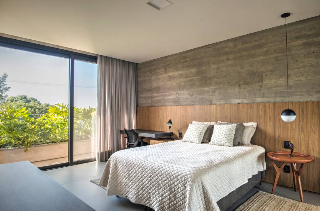 Casa de praia de 406 m² combina brutalismo, arte e sustentabilidade. Projeto de Mayresse Arquitetura. Na foto, quarto em tons neutros.