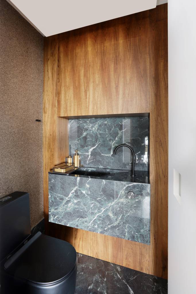 TV que sai do teto? Apê recebe inúmeras soluções inteligentes que valorizam a metragem. Projeto de Dudi Duarte e marcenaria de SCA Jardim Europa. Na foto, lavabo com cuba esculpida.