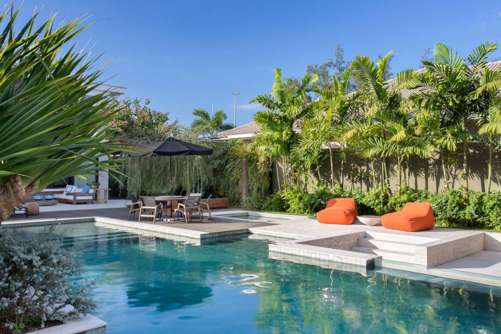 Verão à vista: paisagismo valoriza áreas de lazer ao ar livre. Projeto do escritório Landscape Jardins. Na foto, piscina com áreas para sentar e relaxar.