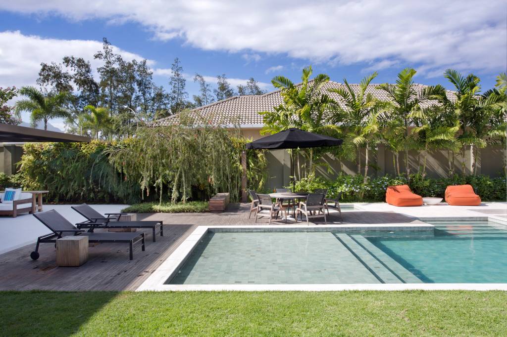 Verão à vista: paisagismo valoriza áreas de lazer ao ar livre. Projeto do escritório Landscape Jardins. Na foto, piscina com prainha.