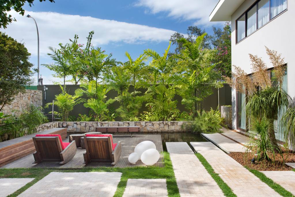 Verão à vista: paisagismo valoriza áreas de lazer ao ar livre. Projeto do escritório Landscape Jardins. Na foto, estar externo com lago e poltronas.