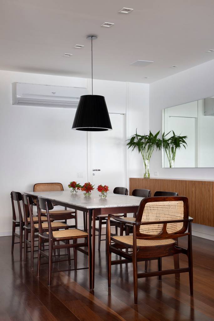 Apartamento alugado ganha sala de estar e varanda amplas e contemporâneas. Projeto de Carolina Gouvea Arquitetura.