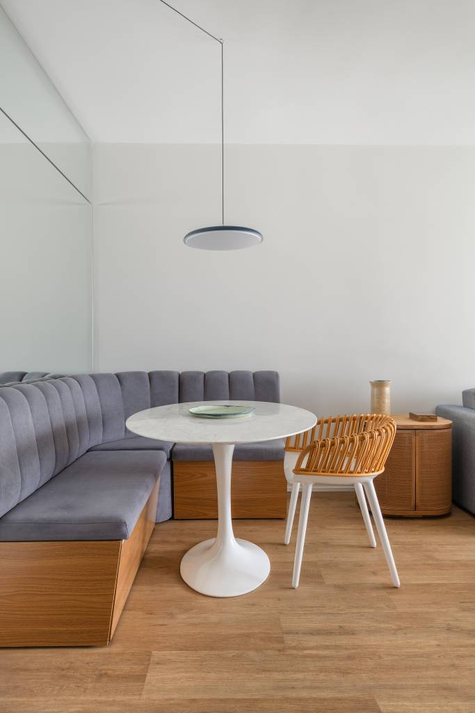 Apartamento compacto de 38 m² tem piso vinílico aquecido e canto alemão. Na foto, sala de jantar pequena.