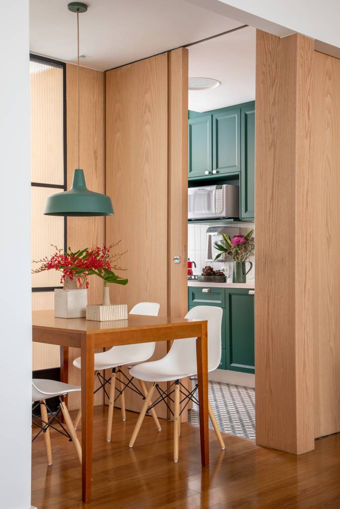 Apê charmoso de 75 m² ganha janela entre sala e cozinha. Projeto de Paula Neder.