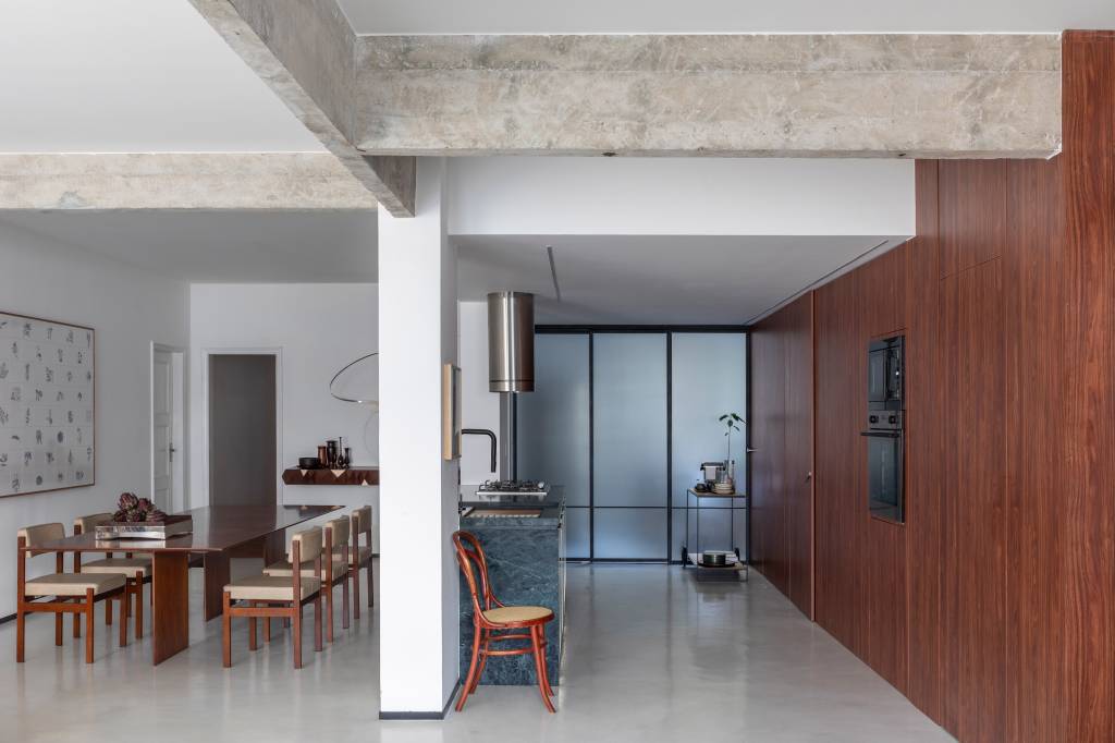 Apê com ares modernistas tem piso monolítico de microcimento cinza. Projeto de João Panaggio.