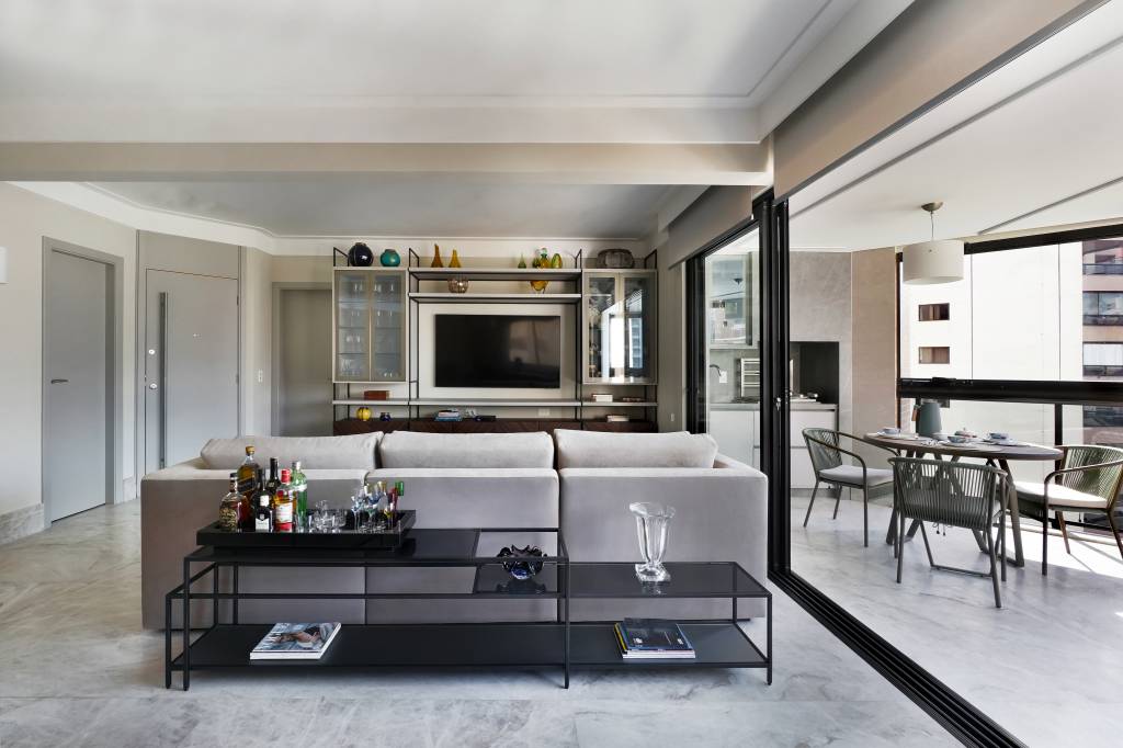 Apê tem duas cristaleiras embutidas com fechamento em vidro na sala